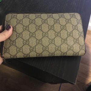 Gucci vintage style zip around wallet